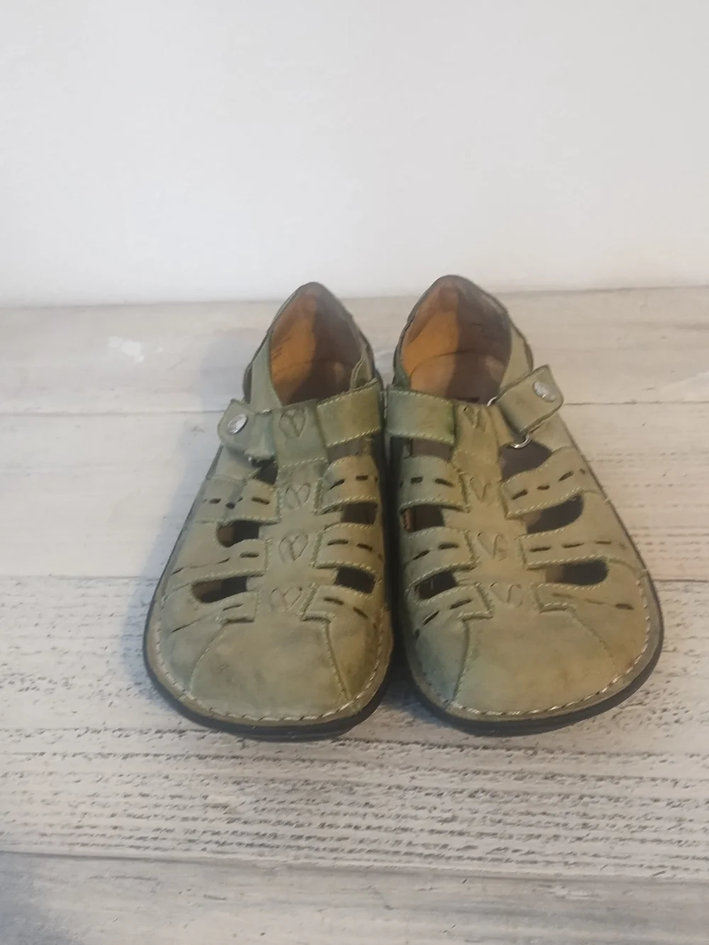 Girls  Green Cutout Comfort Sandals very good condition